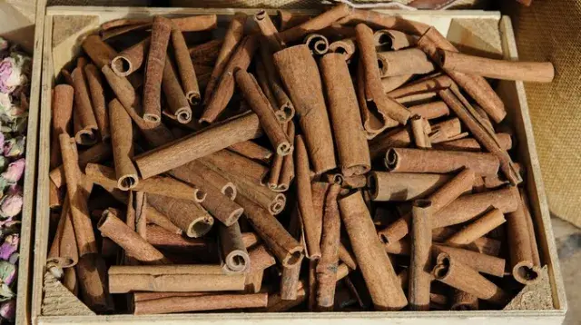 cannelle en bâton et en poudre