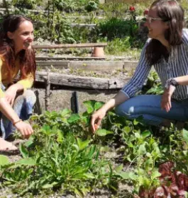 femmes dans un jardin