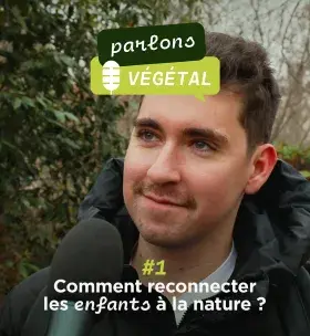 Adulte répondant au micro