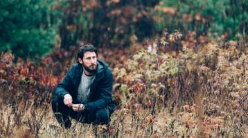 Homme dans la forêt